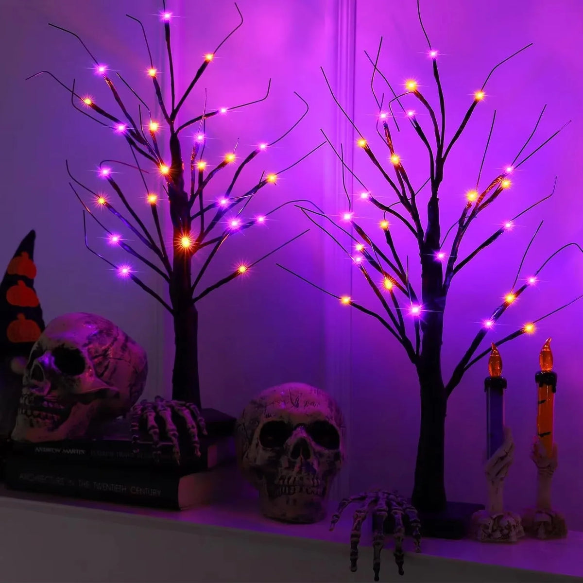 Dekorative LED-Weihnachtsbaumlichter beleuchten dunkle Äste und Schädel vor violettem Hintergrund
