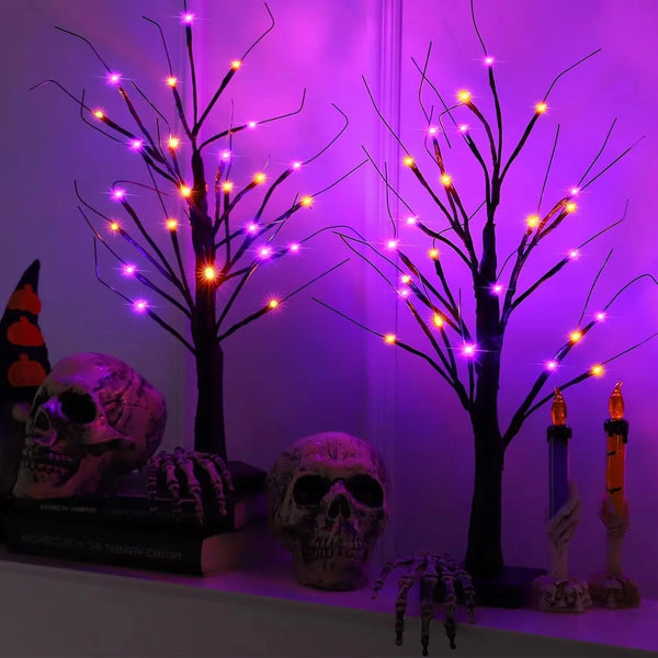 Guirlande lumineuse de Noël décorative illuminant des branches et des crânes sombres sur fond violet