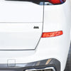 Nahaufnahme der hinteren Kotflügelseite eines weißen Autos mit dem Queen Edition Emblem und dem Rücklicht.