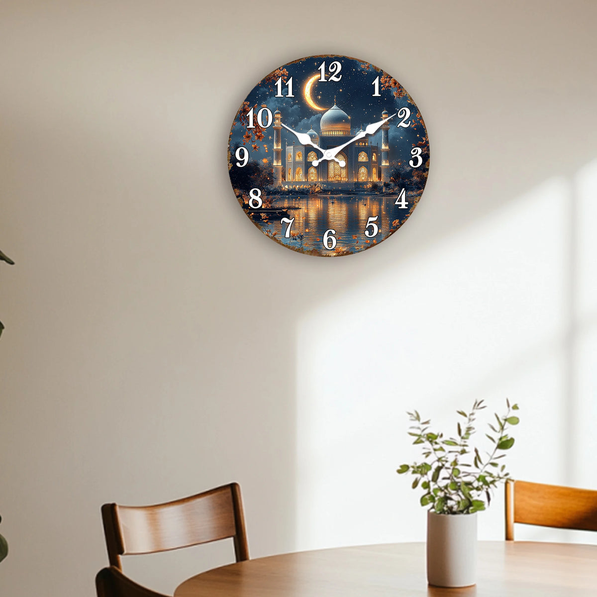 Horloge murale ronde avec motif de croissant islamique et chiffres, montée sur un mur clair.
