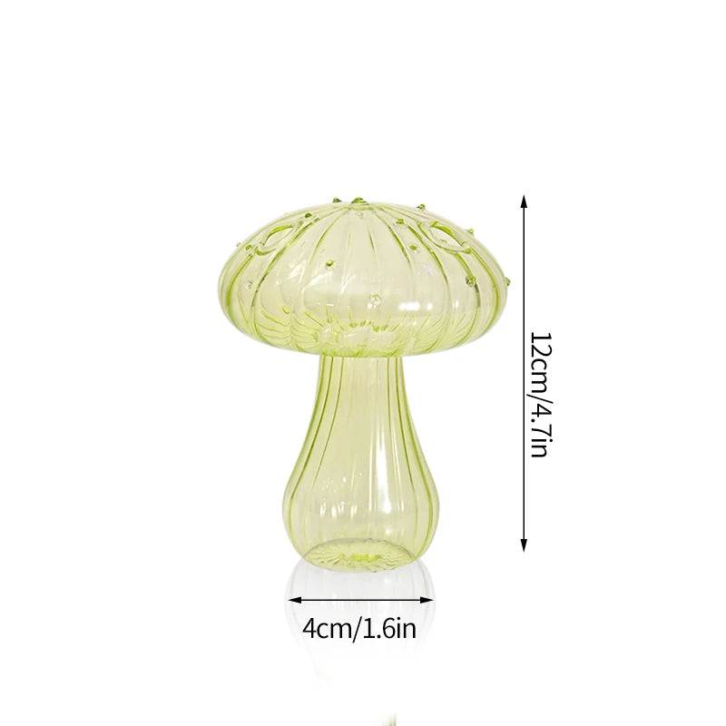 Vase décoratif en verre vert clair en forme de champignon, avec un large chapeau et une base étroite.