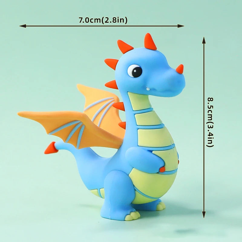 Una tierna figura de dinosaurio azul en forma de pastel con un pequeño dragón de alas naranjas y acentos amarillos.