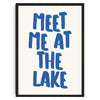 Gerahmtes Druck mit dem Text MEET ME AT THE LAKE in fetter blauer Schrift auf weißem Hintergrund.
