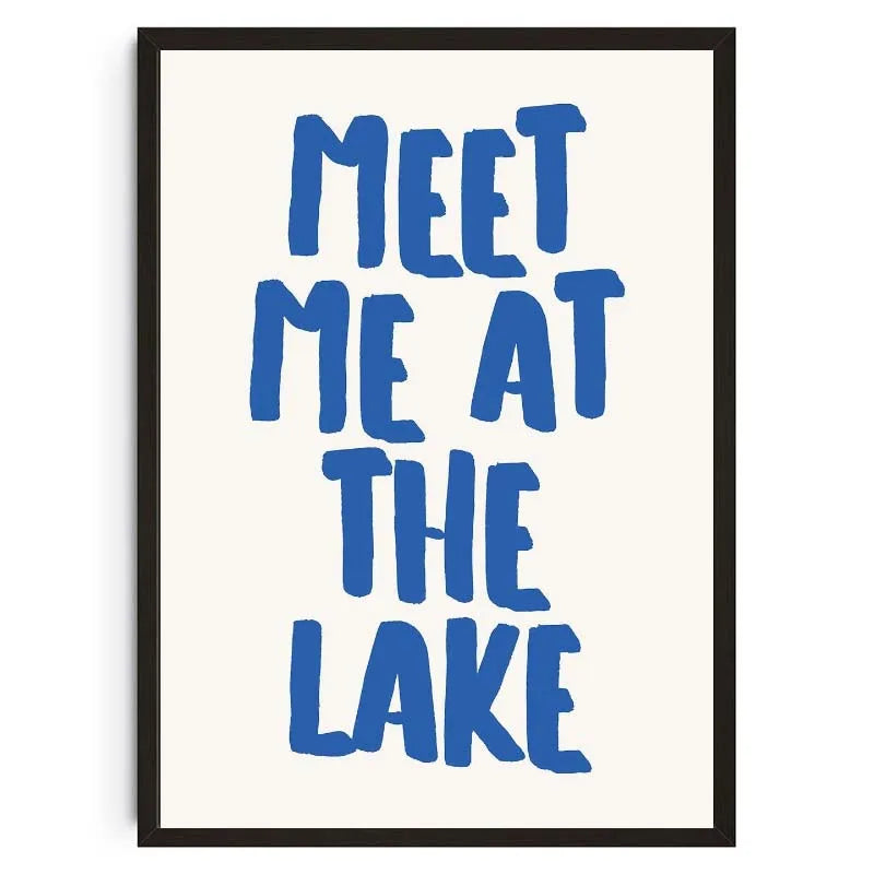 Gerahmtes Druck mit dem Text MEET ME AT THE LAKE in fetter blauer Schrift auf weißem Hintergrund.