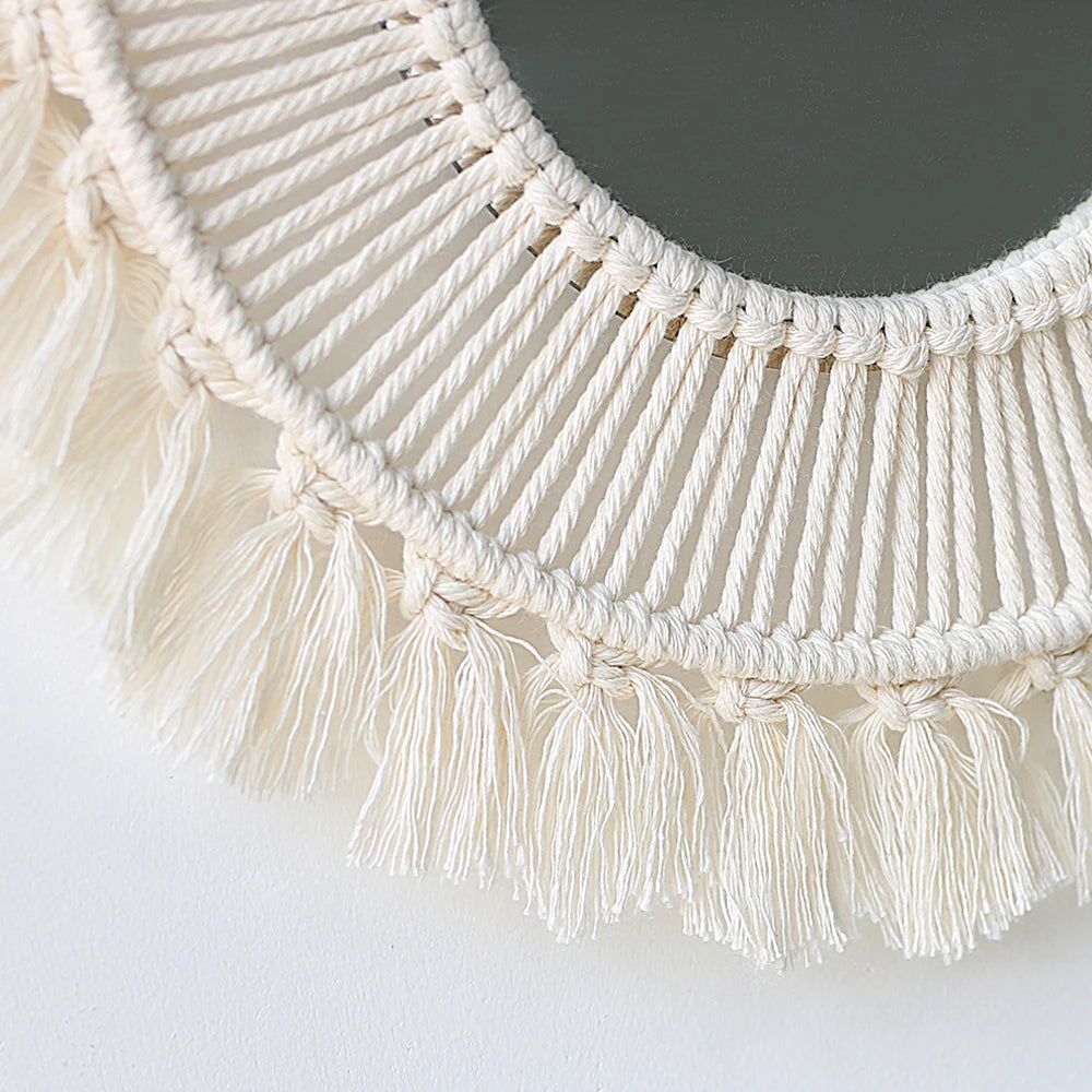 Décor mural miroir rond en macramé avec frange de couleur crème