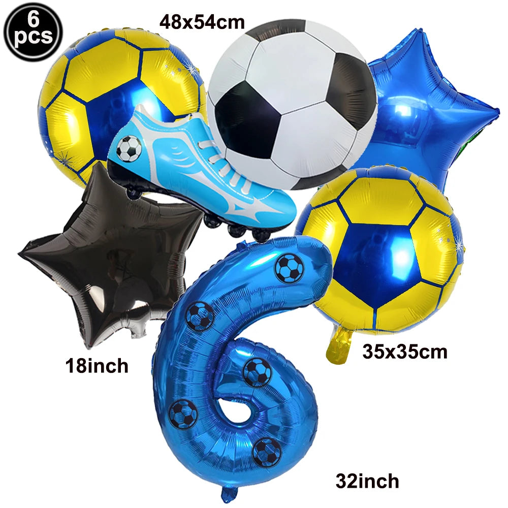 Un set de six ballons de football gonflables, une botte de football bleue et un ballon de numéro bleu aux différentes couleur