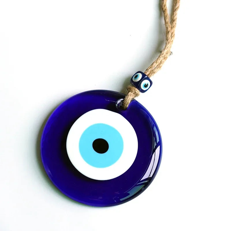 Décor en verre turc bleu œil nouveau fait main avec iris blanc et pupille noire sur une ficelle naturelle.