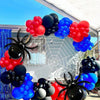 Une arche de ballons avec des ballons noirs, rouges et bleus en forme d'araignées et autres sphériques.