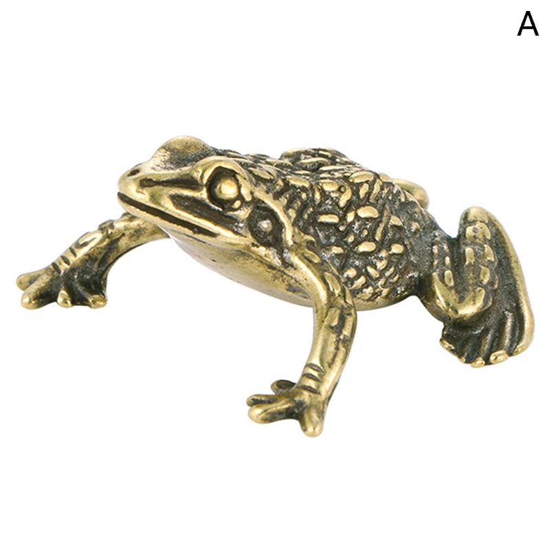 Figura de latón de un sapo, que representa la fortuna china para riqueza y prosperidad.