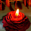Tiefrote handgemachte Rosen-Pfingstrosen-Duft-Sojawachskerze, die hell brennt.