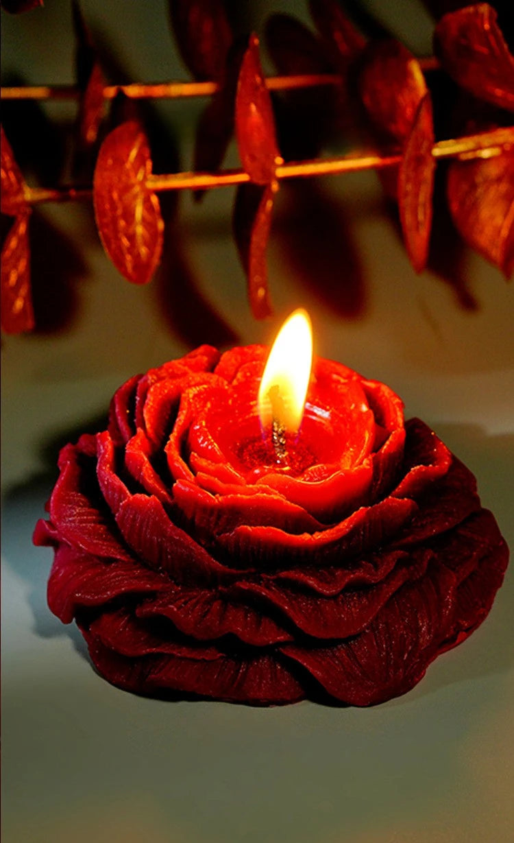 Tiefrote handgemachte Rosen-Pfingstrosen-Duft-Sojawachskerze, die hell brennt.