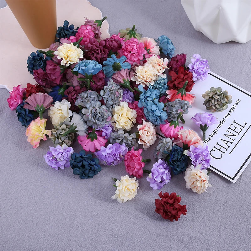 Un arrangement coloré de mini-fleurs d'hydrangea artificielles dans des tons de violet, rose, bleu et crème.
