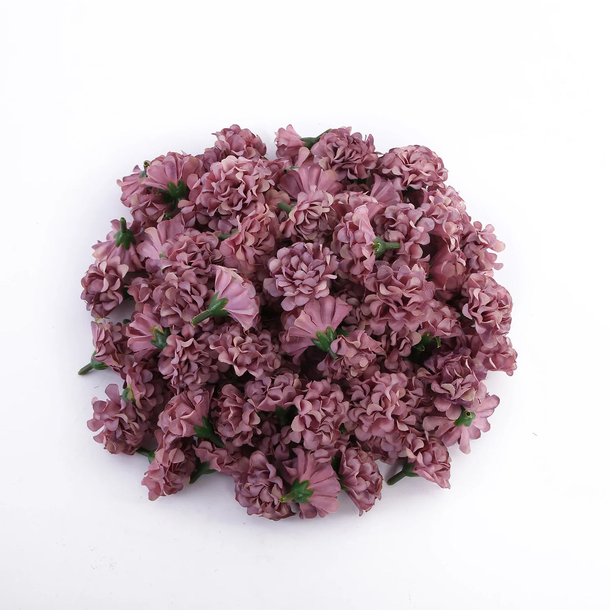 Un amas dense de mini-fleurs d'hydrangea artificielles de couleur violet poussiéreux.