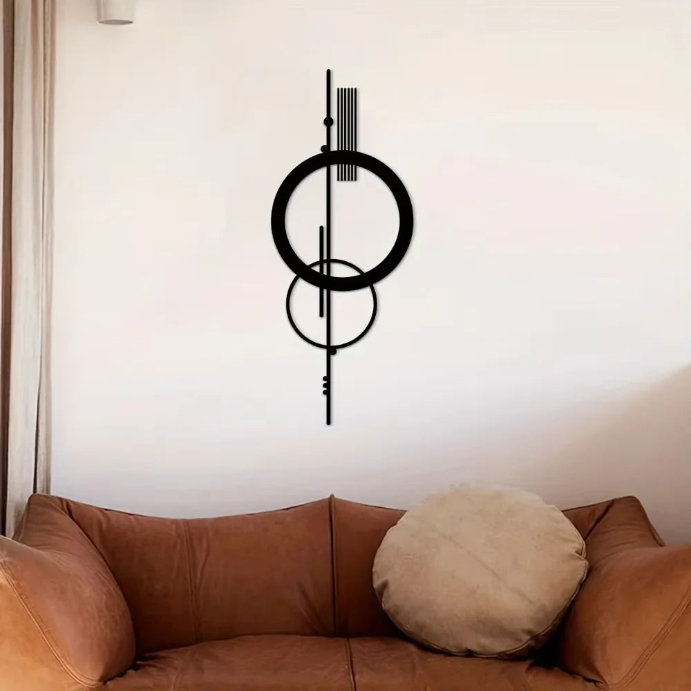 Schwarzes minimalistisches, geometrisches Wandskulptur mit konzentrischen Kreisen und vertikalen Linien an einer weißen Wand.